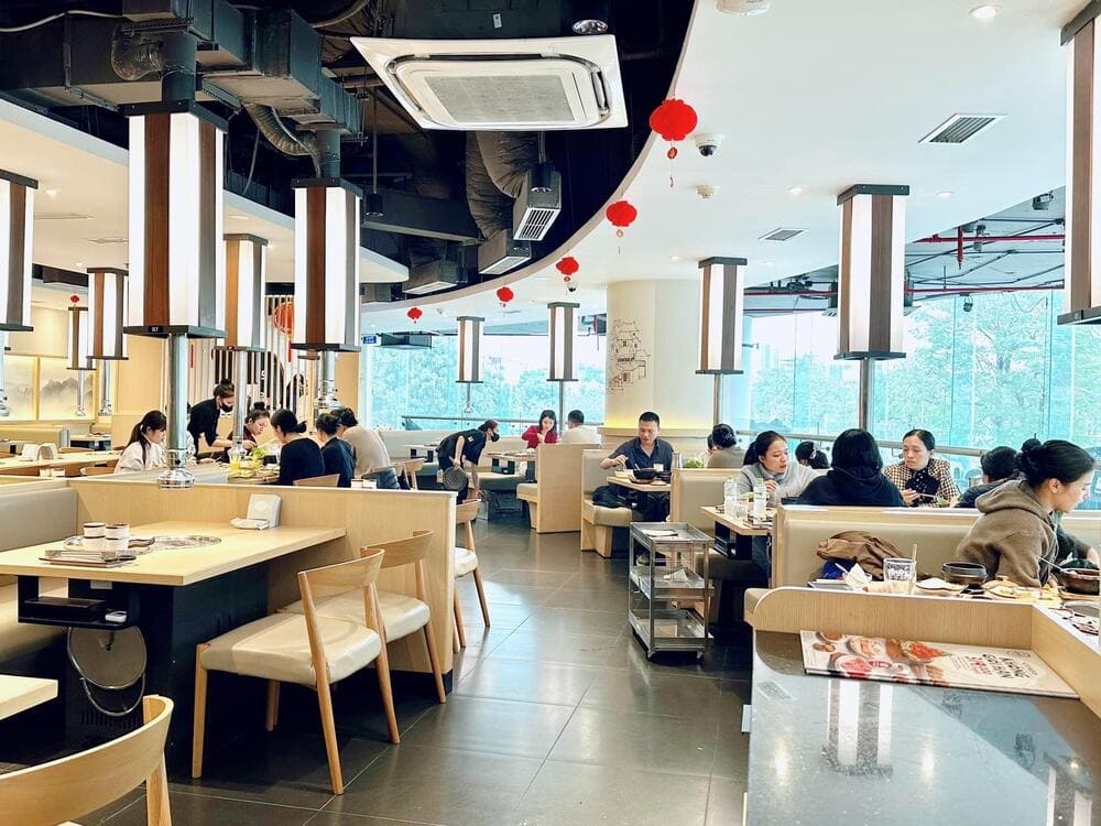 Không gian Gogi House hiện đại, tối giản và sắp xếp rộng thoáng để thực khách thoải mái (Nguồn: GoGi House (Lạc Long Quân))